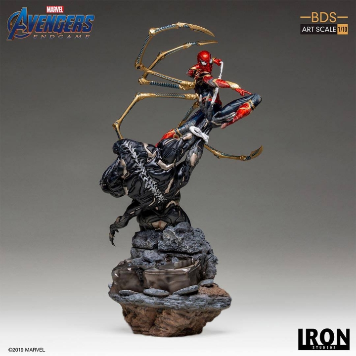 Avengers: Endgame Battle Diorama Series Art Scale Statue 1/10 Iron Spider vs Outrider 36 cm