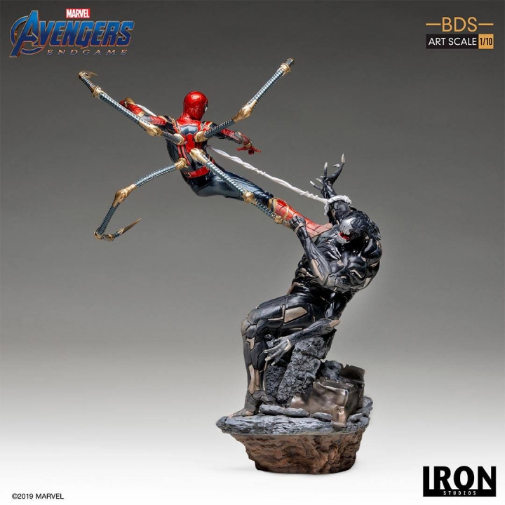 Avengers: Endgame Battle Diorama Series Art Scale Statue 1/10 Iron Spider vs Outrider 36 cm