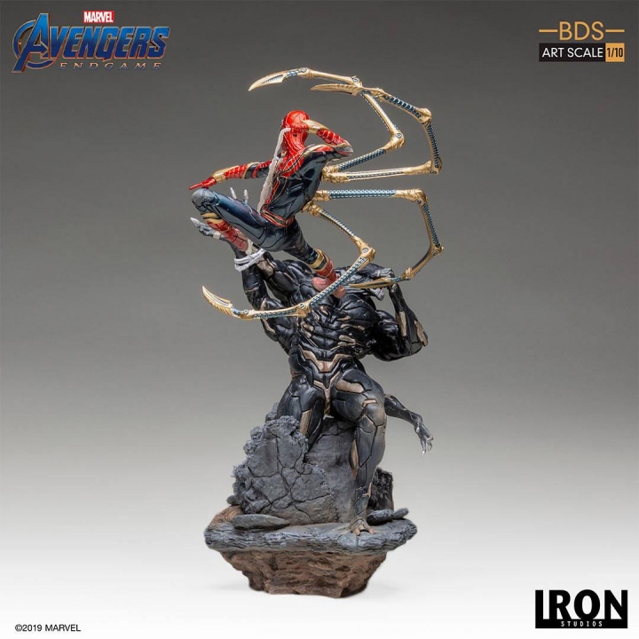 Avengers: Endgame Battle Diorama Series Art Scale Statue 1/10 Iron Spider vs Outrider 36 cm