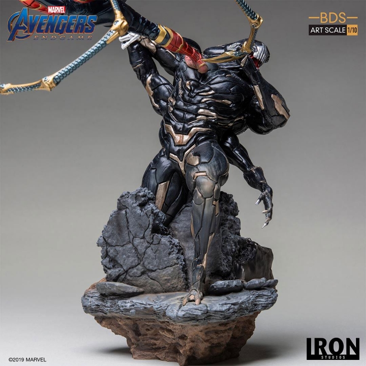 Avengers: Endgame Battle Diorama Series Art Scale Statue 1/10 Iron Spider vs Outrider 36 cm