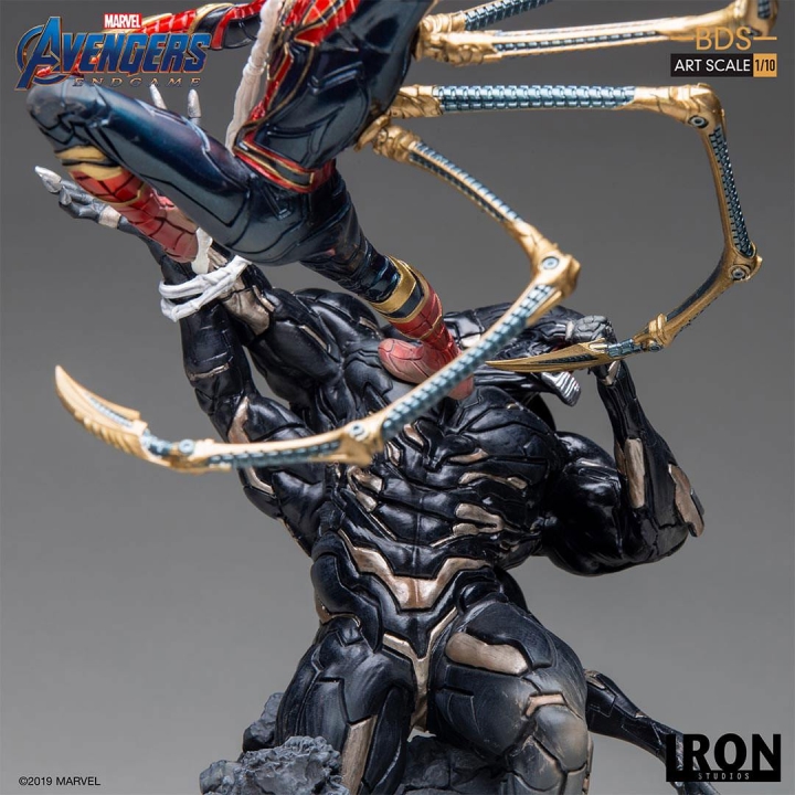 Avengers: Endgame Battle Diorama Series Art Scale Statue 1/10 Iron Spider vs Outrider 36 cm