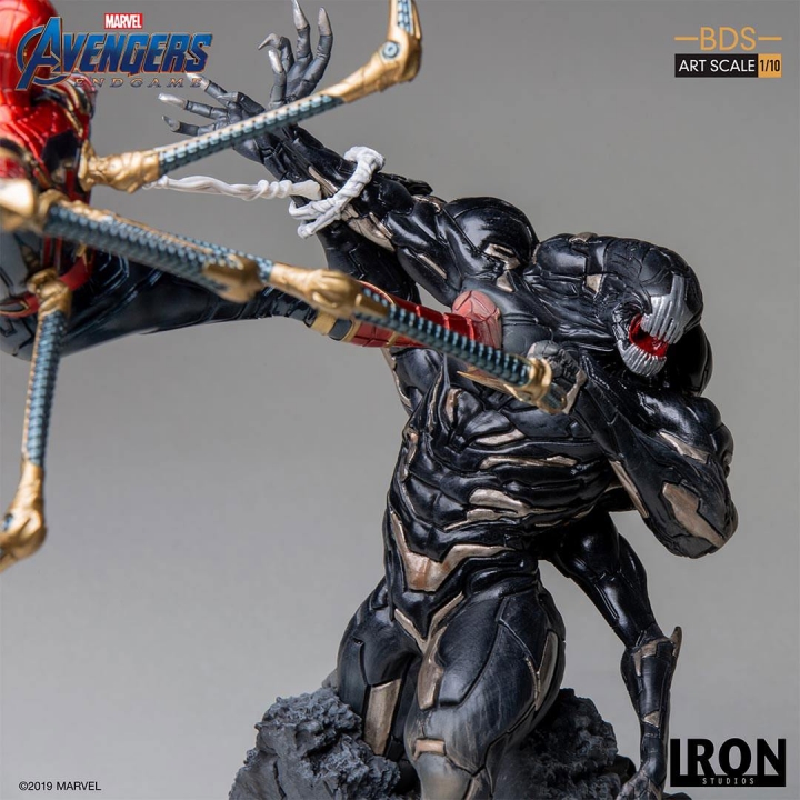 Avengers: Endgame Battle Diorama Series Art Scale Statue 1/10 Iron Spider vs Outrider 36 cm