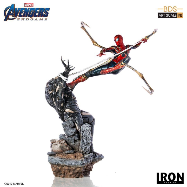 Avengers: Endgame Battle Diorama Series Art Scale Statue 1/10 Iron Spider vs Outrider 36 cm