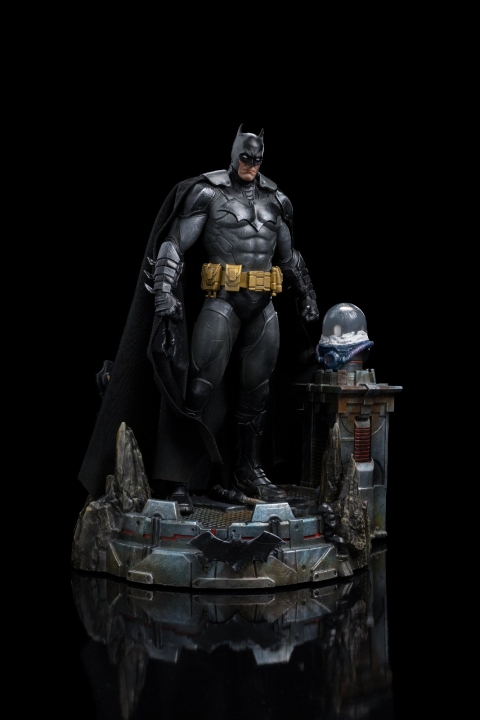 DC Comics: Batman Unleashed Deluxe 1:10 Scale Statue 24 cm