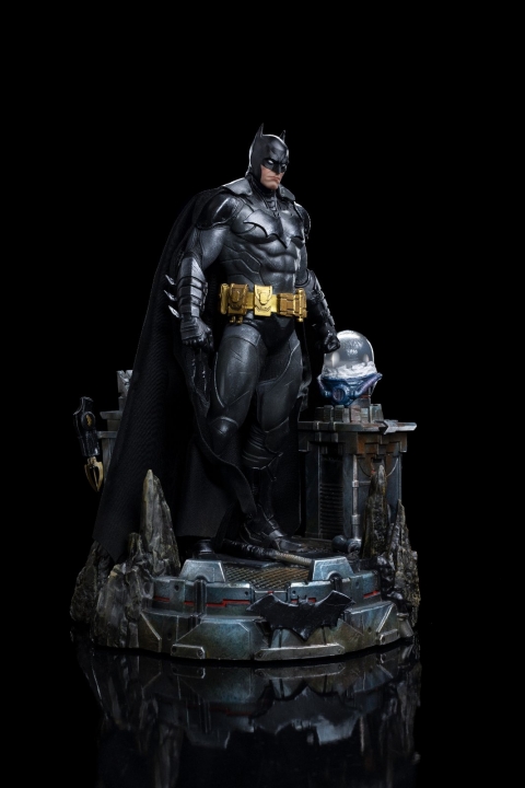 DC Comics: Batman Unleashed Deluxe 1:10 Scale Statue 24 cm