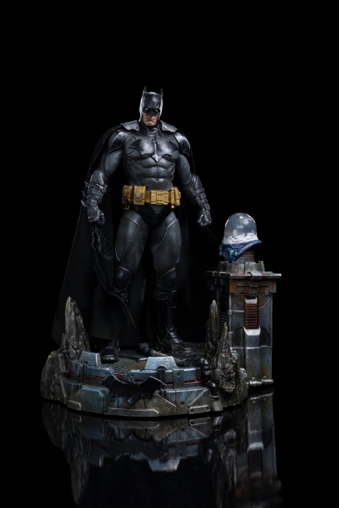 DC Comics: Batman Unleashed Deluxe 1:10 Scale Statue 24 cm