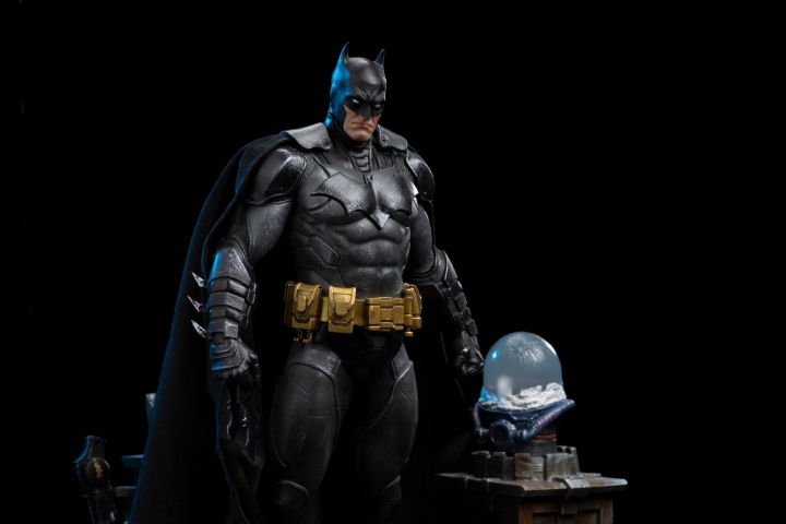 DC Comics: Batman Unleashed Deluxe 1:10 Scale Statue 24 cm