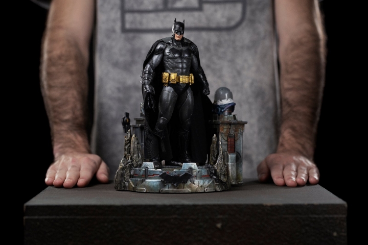 DC Comics: Batman Unleashed Deluxe 1:10 Scale Statue 24 cm