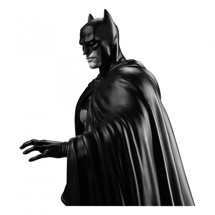 DC Direct Resin Statue Batman Black & White (Batman by Lee Weeks) 19 cm