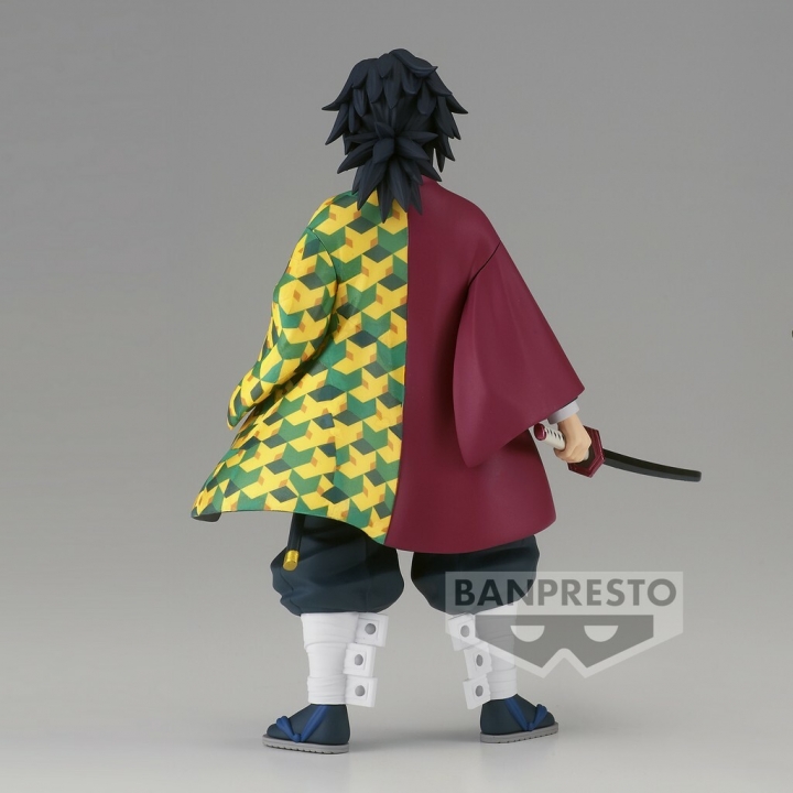 Demon Slayer Kimetsu no Yaiba: Vol. 46 Goto / Giyu Tomioka Figure 16-17 cm